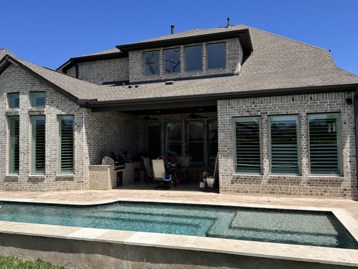 Finished two-story Houston home with spotless, streak-free windows after a Rinse & Shine cleaning