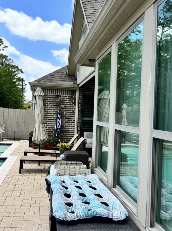 Pool house, floor-to-ceiling glass in Houston, by Rinse & Shine